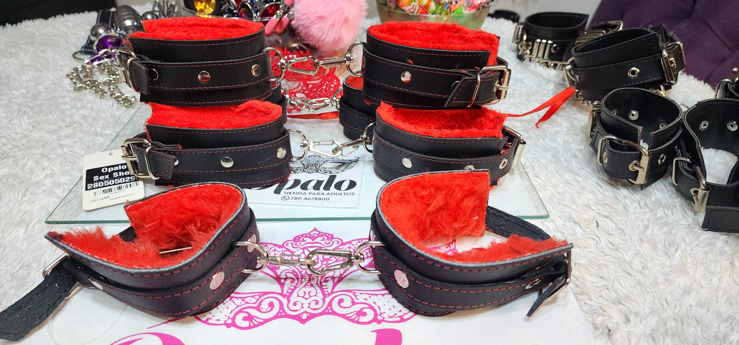 Esposas de Ecocuero Negro Peluche Rojo - Imagen 2