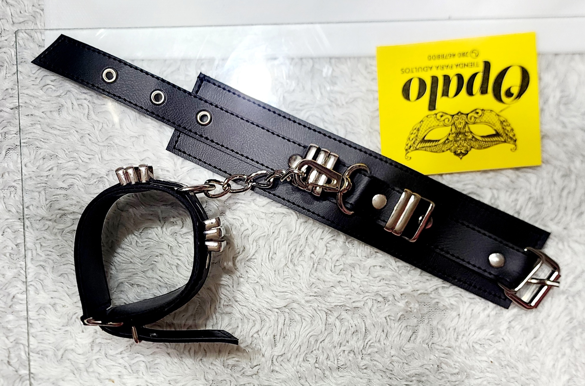 Esposas con pasadores y tachas. - Imagen 3