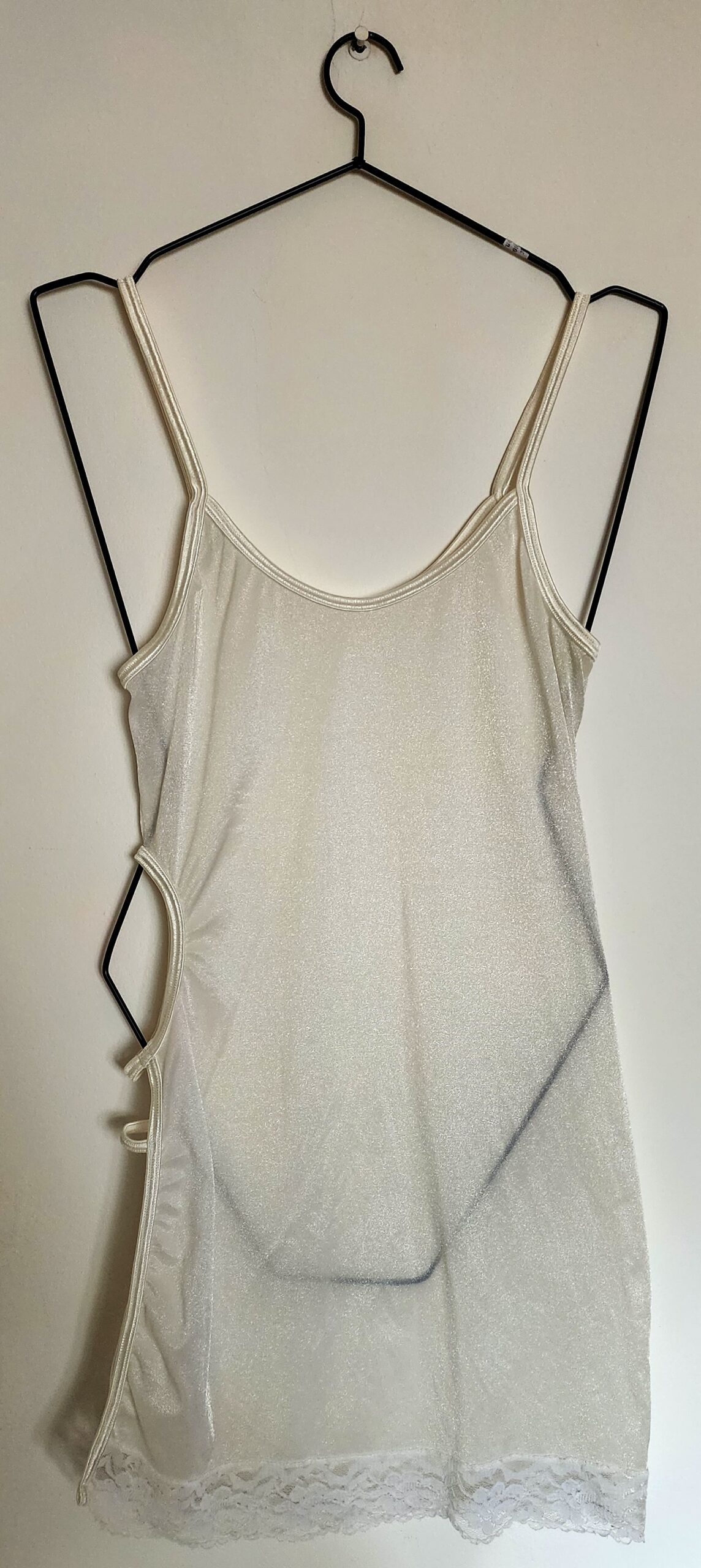 Vestido camisolín lateral abierto .-