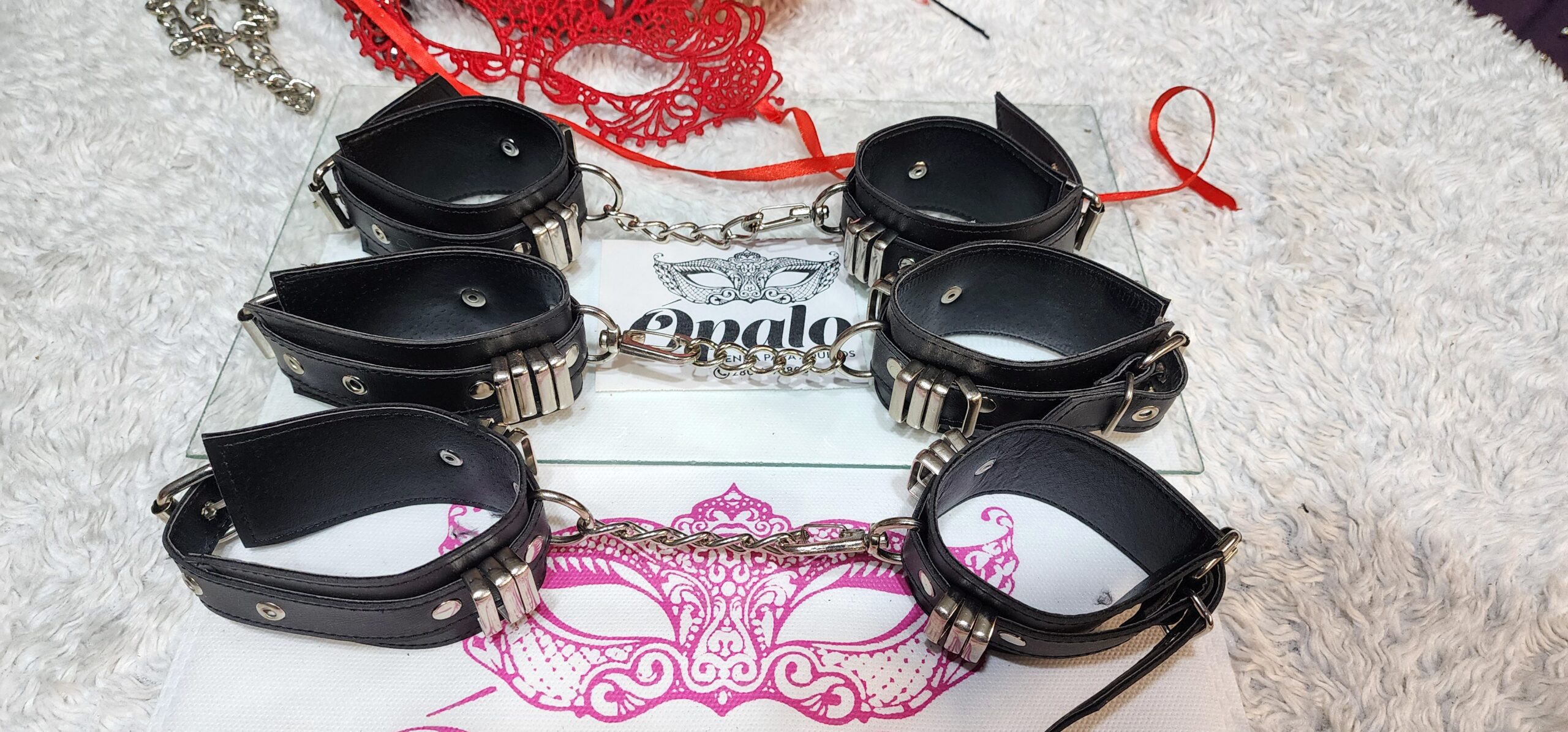 Esposas con pasadores y tachas.