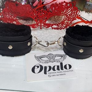 Esposas ecocuero con peluche y tachas